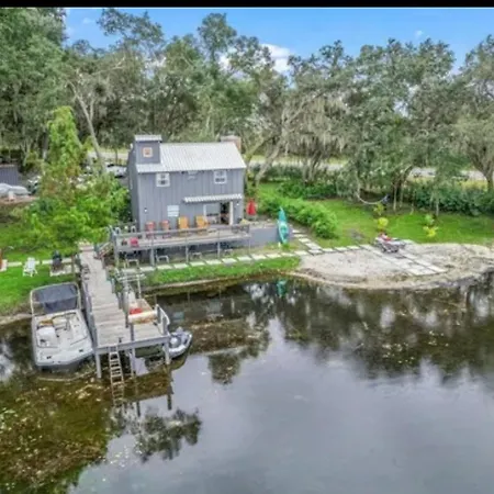 Cozy Lakeside Retreat